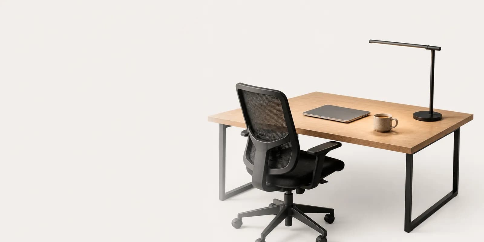 Un poste de travail équipé en bureau partagé chez NOES à Labège